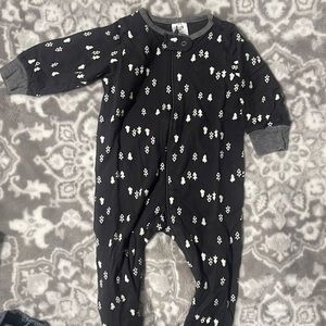 6-9 months. Long sleeve onesies